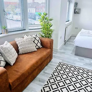 Guest house Studio Ensuite Newbury Park London